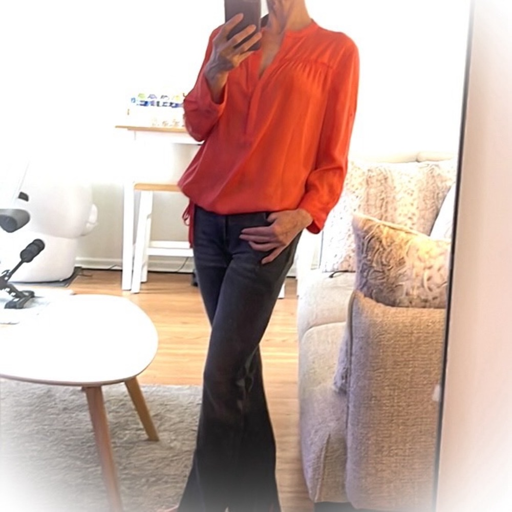 💕Elevate your style with this Beautiful Orange BCBG Blouse💕